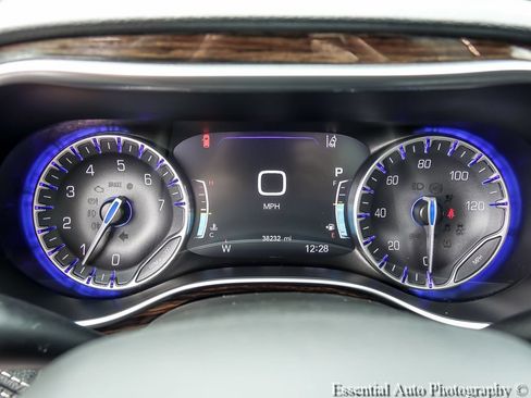 Used 2024 Chrysler Pacifica Limited FWD image 4
