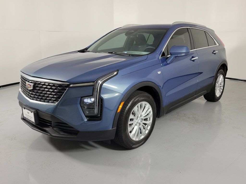 Certified 2024 Cadillac XT4 Luxury w/ Cold Weather Package FWD image 3