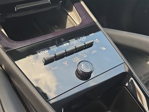 Used 2025 Porsche Cayenne image 32