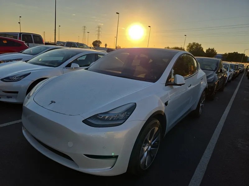 Used 2021 Tesla Model Y Long Range AWD/4WD image 1