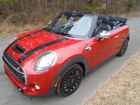 Used 2017 MINI Cooper S image 1