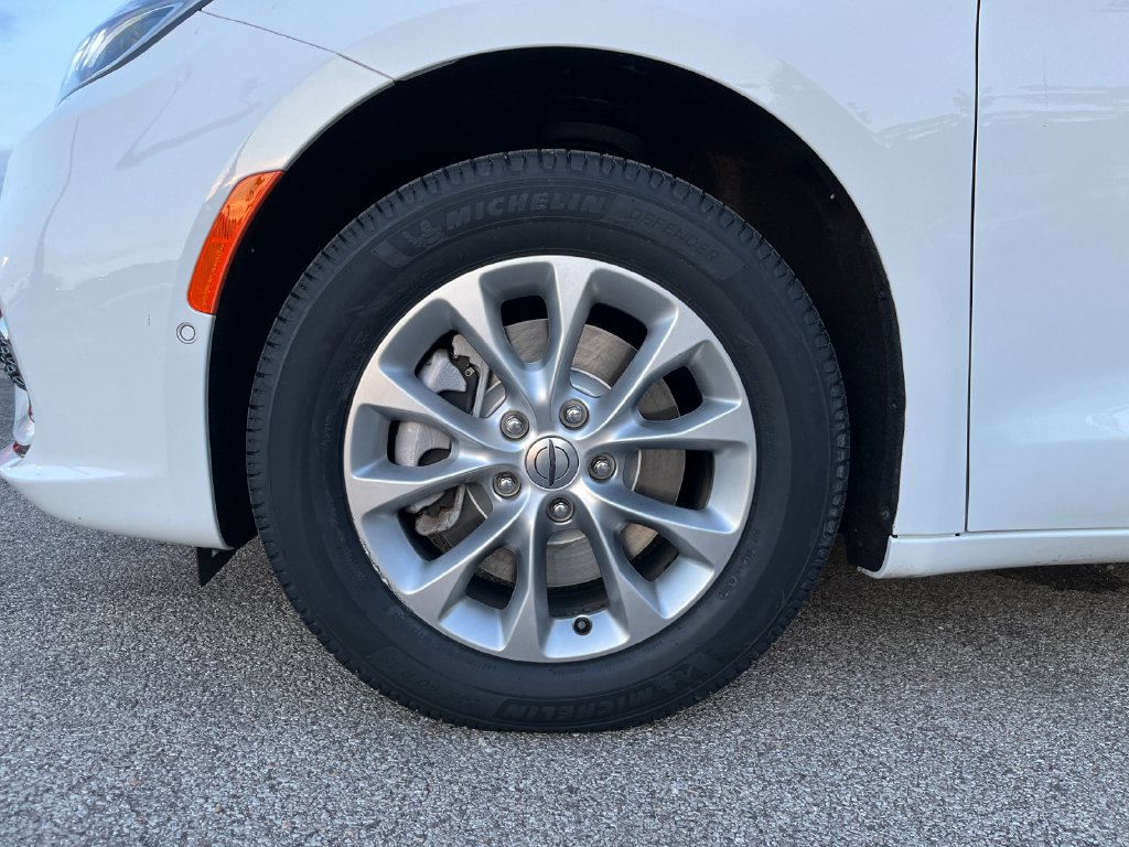 Used 2025 Chrysler Pacifica Select AWD/4WD image 33