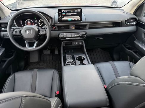 Used 2025 Honda Pilot Touring image 13