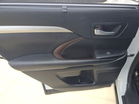 Used 2018 Toyota Highlander XLE image 18