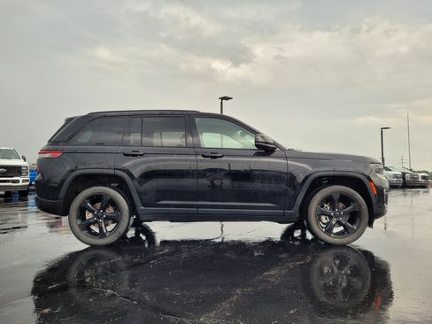 Used 2023 Jeep Grand Cherokee Limited w/ Luxury Tech Group II AWD/4WD image 2