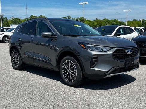 Used 2025 Ford Escape SE FWD image 2