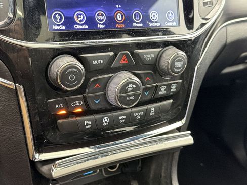 Used 2020 Jeep Grand Cherokee Limited w/ Luxury Group II image 20