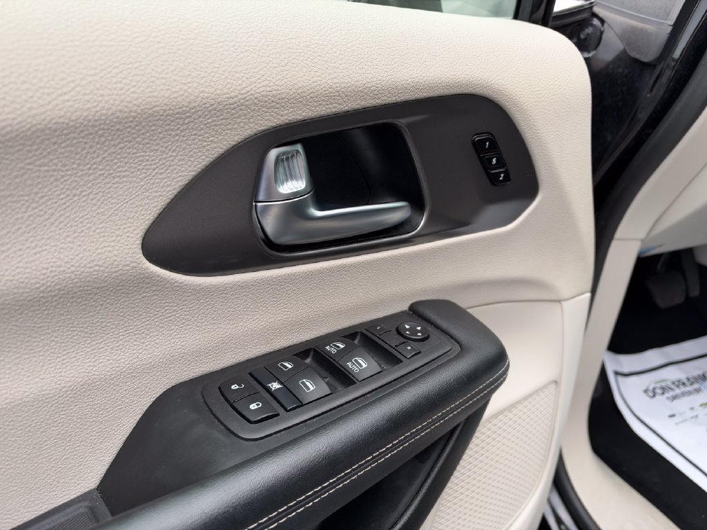 Used 2024 Chrysler Pacifica Limited FWD image 10