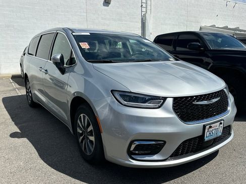 Used 2023 Chrysler Pacifica Touring-L image 4