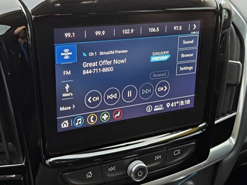 Used 2021 Chevrolet Traverse LT image 24