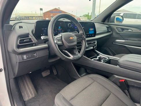 Used 2025 Chevrolet Traverse LT FWD image 15