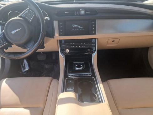 Used 2017 Jaguar XF Premium image 5