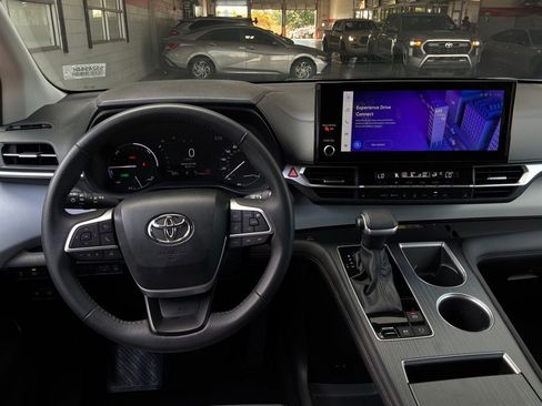 Used 2025 Toyota Sienna XLE FWD image 16