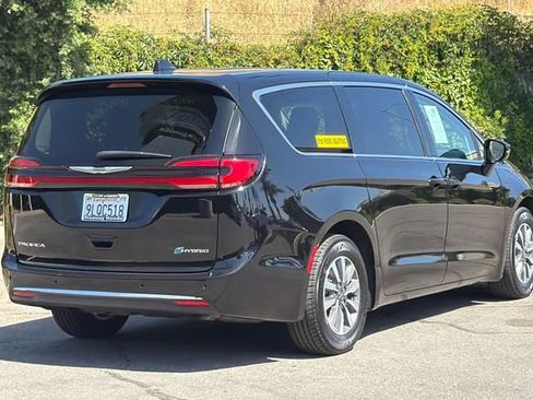 Used 2024 Chrysler Pacifica Limited FWD image 4