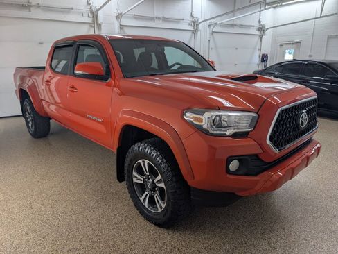 Used 2017 Toyota Tacoma TRD Sport AWD/4WD image 5