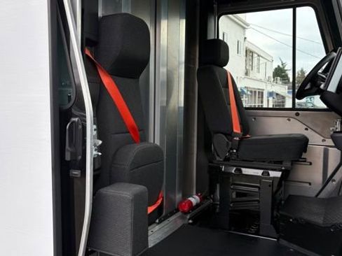 Used 2024 Chevrolet Brightdrop 400 w/ Commercial Equipment Package image 17