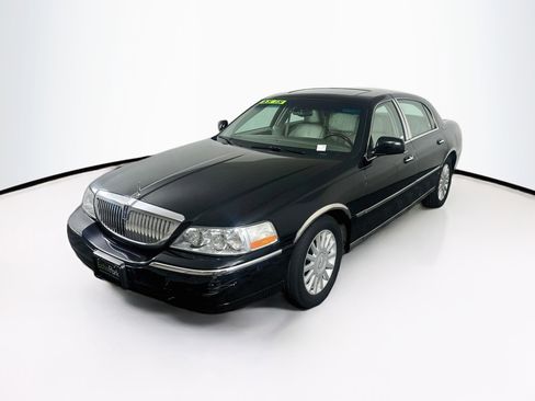 Used 2005 Lincoln Town Car Signature Limited RWD image 3