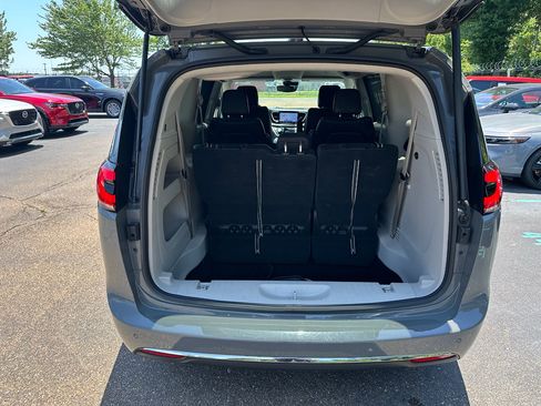 Used 2023 Chrysler Pacifica Touring-L FWD image 28