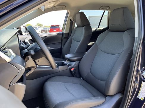 Used 2025 Toyota RAV4 XLE AWD/4WD image 23