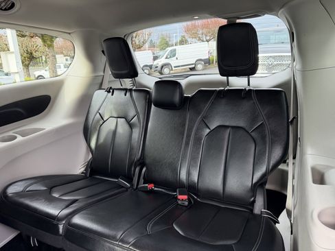 Used 2022 Chrysler Pacifica Touring-L image 32