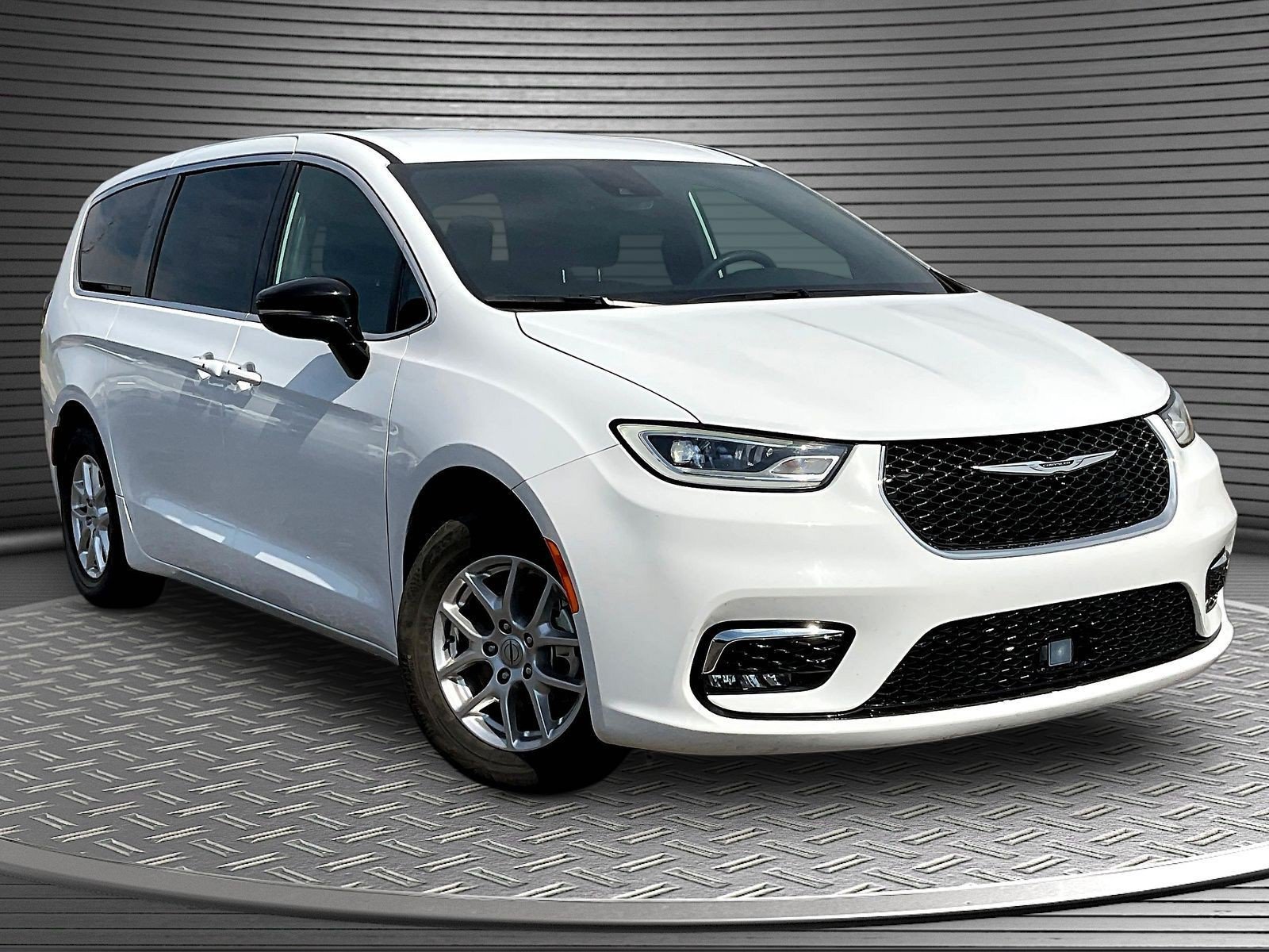 Used 2025 Chrysler Pacifica Select FWD image 1