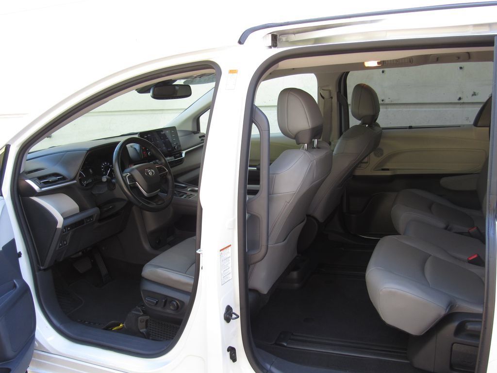 Certified 2024 Toyota Sienna XLE FWD image 13
