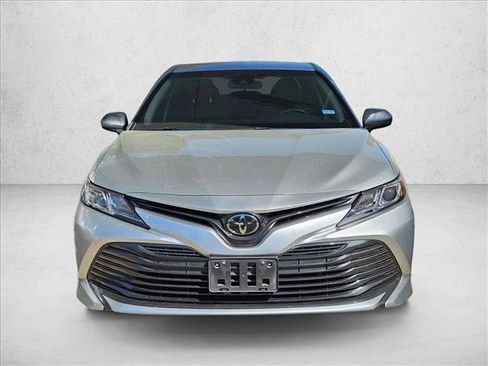 Used 2018 Toyota Camry LE image 2