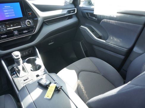 Used 2024 Toyota Highlander LE image 17