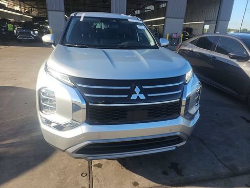 Used 2025 Mitsubishi Outlander SE FWD image 2