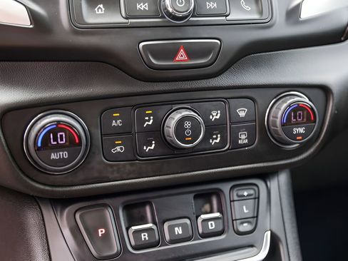 Used 2021 GMC Terrain SLE w/ Driver Convenience Package FWD image 22