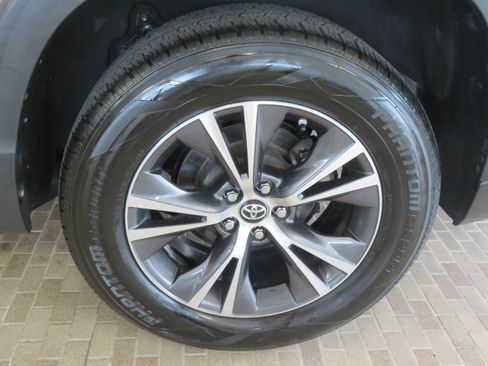 Used 2016 Toyota Highlander XLE FWD image 8