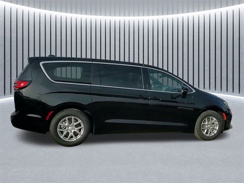 New 2026 Chrysler Pacifica Select image 6