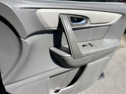 Used 2014 Chevrolet Traverse LT image 24