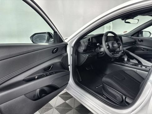 Used 2025 Hyundai Elantra SEL FWD image 20
