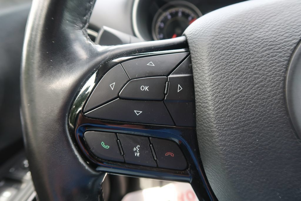 Used 2021 Jeep Cherokee Latitude Plus AWD/4WD image 24