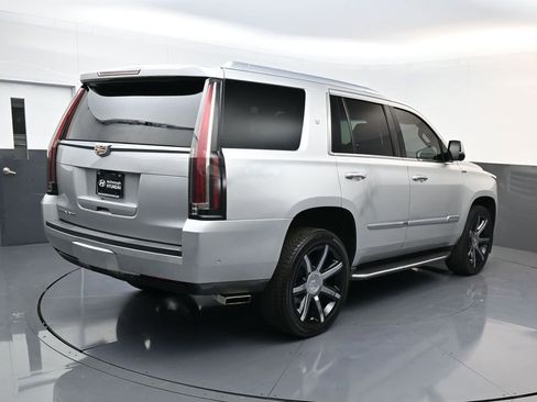 Used 2018 Cadillac Escalade Luxury image 3