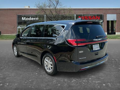 Used 2024 Chrysler Pacifica Touring-L FWD image 2