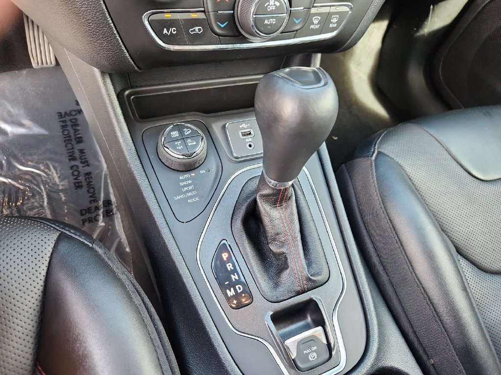 Used 2022 Jeep Cherokee Trailhawk w/ Premium Leather Package AWD/4WD image 18