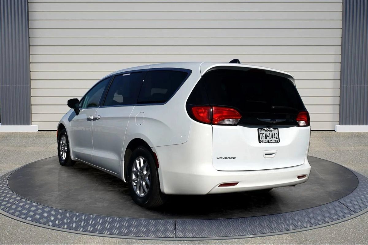 Used 2023 Chrysler Voyager LX FWD image 5