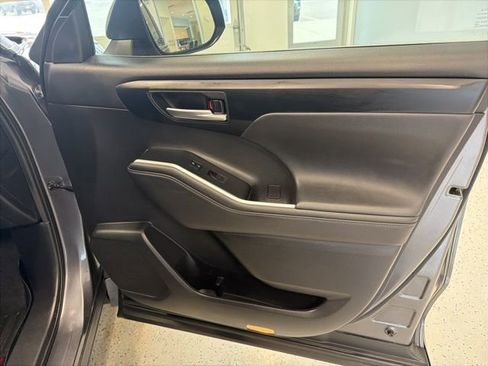 Used 2020 Toyota Highlander XLE image 42