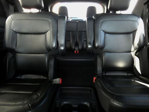 Used 2020 Ford Explorer XLT w/ Equipment Group 202A AWD/4WD image 34