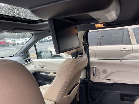 Used 2021 Toyota Sienna Limited image 7