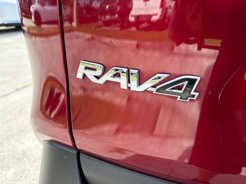 Used 2021 Toyota RAV4 XLE Premium FWD image 9