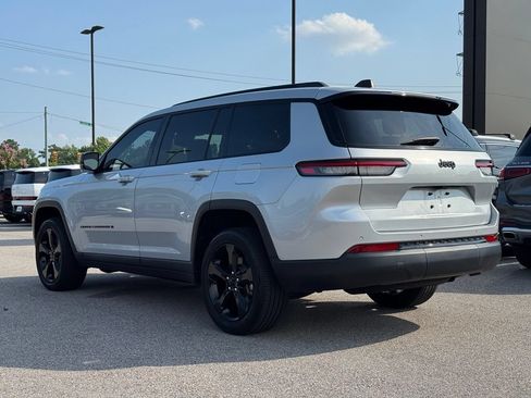 Used 2023 Jeep Grand Cherokee L Laredo RWD image 9