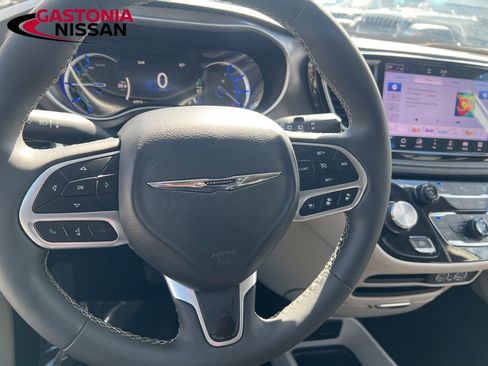 Used 2024 Chrysler Pacifica Limited FWD image 27