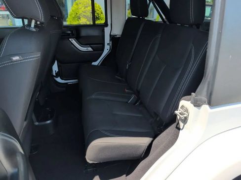 Used 2018 Jeep Wrangler Unlimited Sahara AWD/4WD image 17