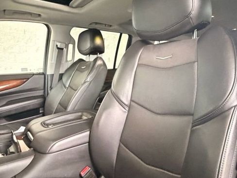 Used 2020 Cadillac Escalade ESV Luxury image 2