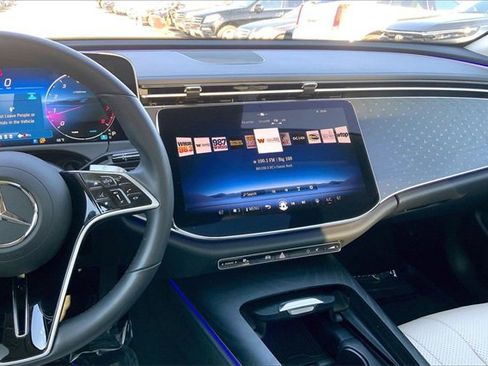 Used 2025 Mercedes-Benz E 350 4MATIC Sedan image 5