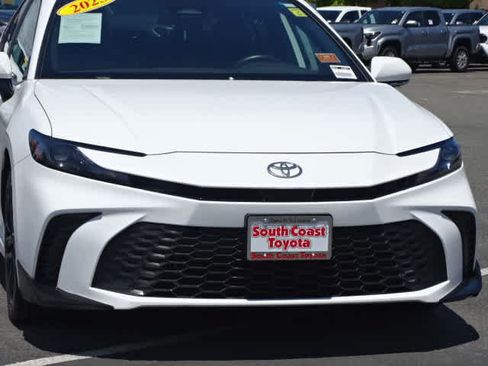 Used 2025 Toyota Camry SE FWD image 4