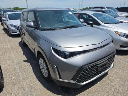 Used 2025 Kia Soul LX w/ LX Technology Package FWD image 1